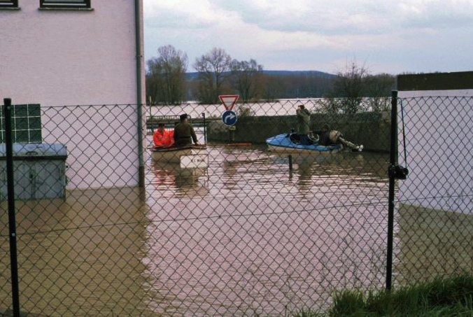 Die Feuerwehr kommt per Boot